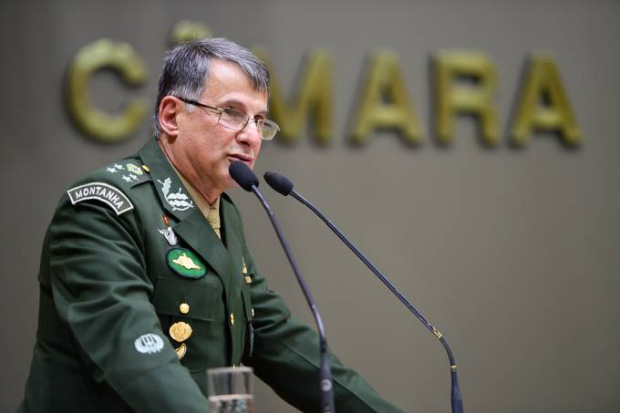 Exército exalta vacina e reprova cloroquinas e outras ‘inas’ de Bolsonaro