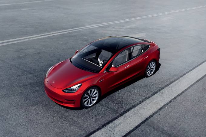 Mesmo com déficit global de peças, Tesla aumenta produção de carros | VEJA