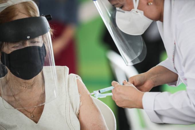 Vacina: 77% dos brasileiros acima de 80 anos receberam ao menos uma dose | VEJA