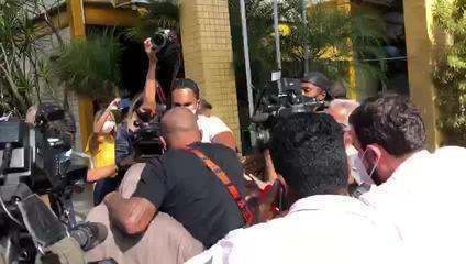 VÍDEO: Faxineira de Monique Medeiros chega à delegacia para prestar depoimento