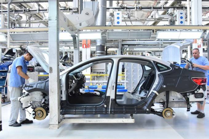 Volkswagen e Toyota, que fecharam por conta da pandemia, retomam produção | VEJA