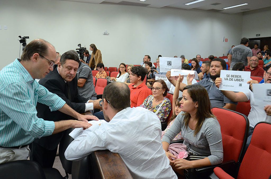 Câmara aprova regulamentação do Uber após mudanças em texto – Folha da Região
