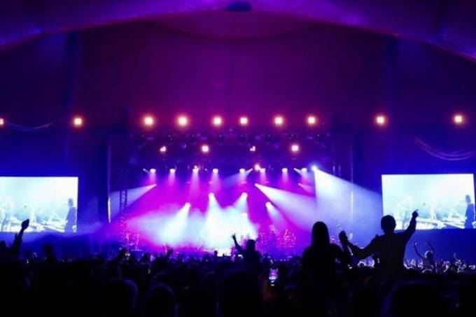 Covid-19: show na Inglaterra reúne 5.000 pessoas testadas e sem máscara | VEJA