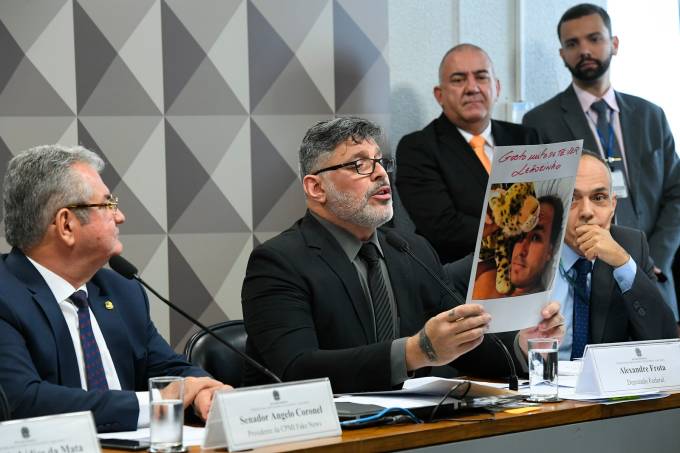 Parlamentares pressionam Pacheco a retomar a CPI das Fake News | VEJA