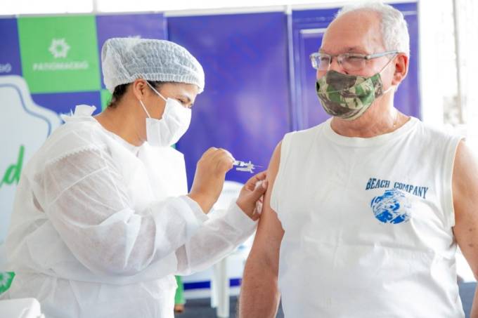 Brasileiro quer vacina, mas topa esperar idoso e mais pobres, diz estudo