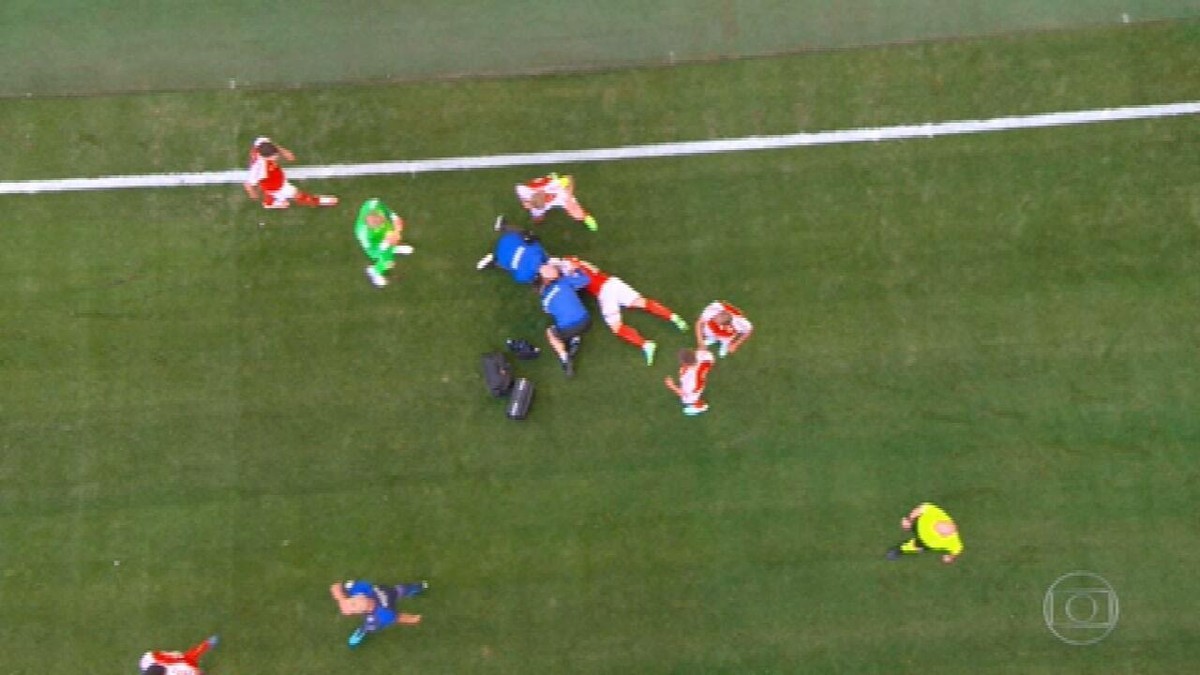 Jogador dinamarquês Christian Eriksen cai desacordado em partida contra a Finlândia