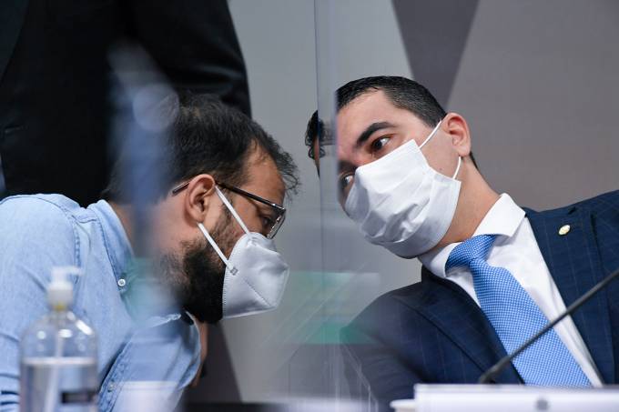 Randolfe vai representar notícia crime de prevaricação de Bolsonaro à PGR