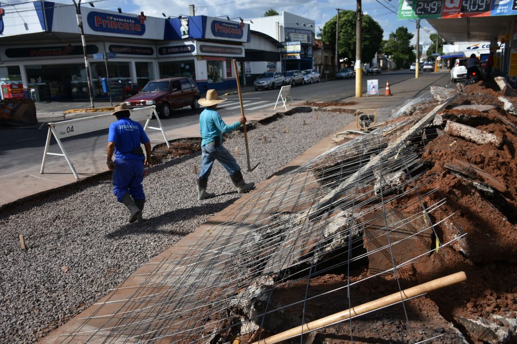 Sarjetões devem desafogar tráfego na rua Do Fico; interdição dura uma semana – Folha da Região
