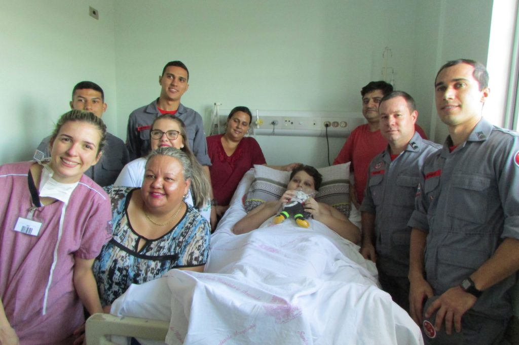 Surpresa emociona criança que sobreviveu a acidente – Folha da Região