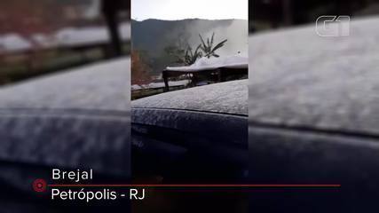 Carro amanhece coberto por camada de gelo na região do Brejal, em Petrópolis, no RJ