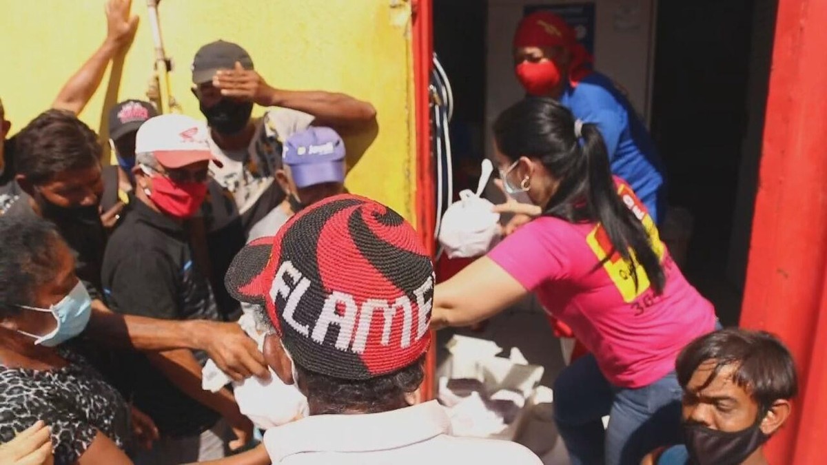 Fila para conseguir doação de ossos é flagrante da luta de famílias brasileiras contra a fome | Fantástico | G1