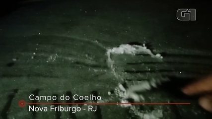 Frio cria camada de gelo em carros em Campo do Coelho, em Nova Friburgo, no RJ