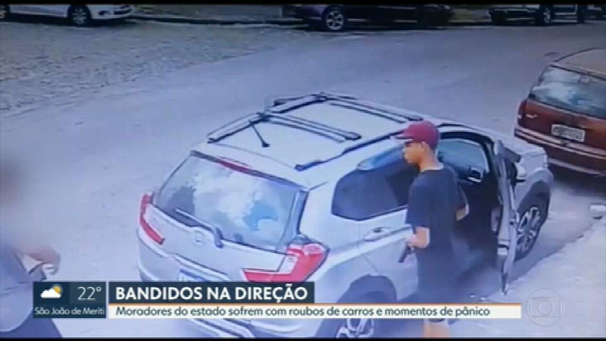 Imagens mostram roubos de carros no RJ e até mulher com bebê no colo aparece entre as vítimas