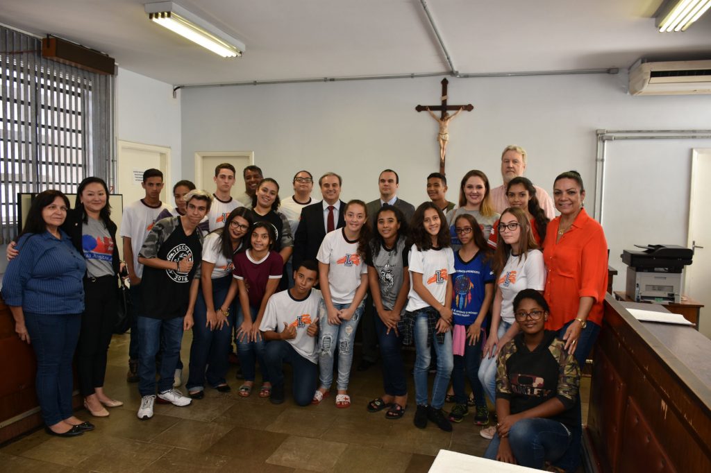 Juízes recebem visita de alunos por iniciativa de projeto da OAB – Folha da Região