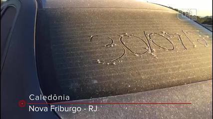 Morador registra gelo em carros na Caledônia, em Nova Friburgo, no RJ