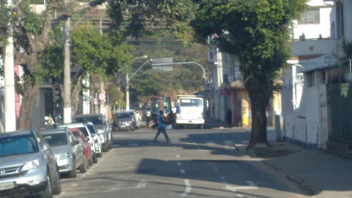 Obras interditam Rua Antônio Lagrota no Bairro Mariano Procópio em Juiz de Fora | Zona da Mata | G1