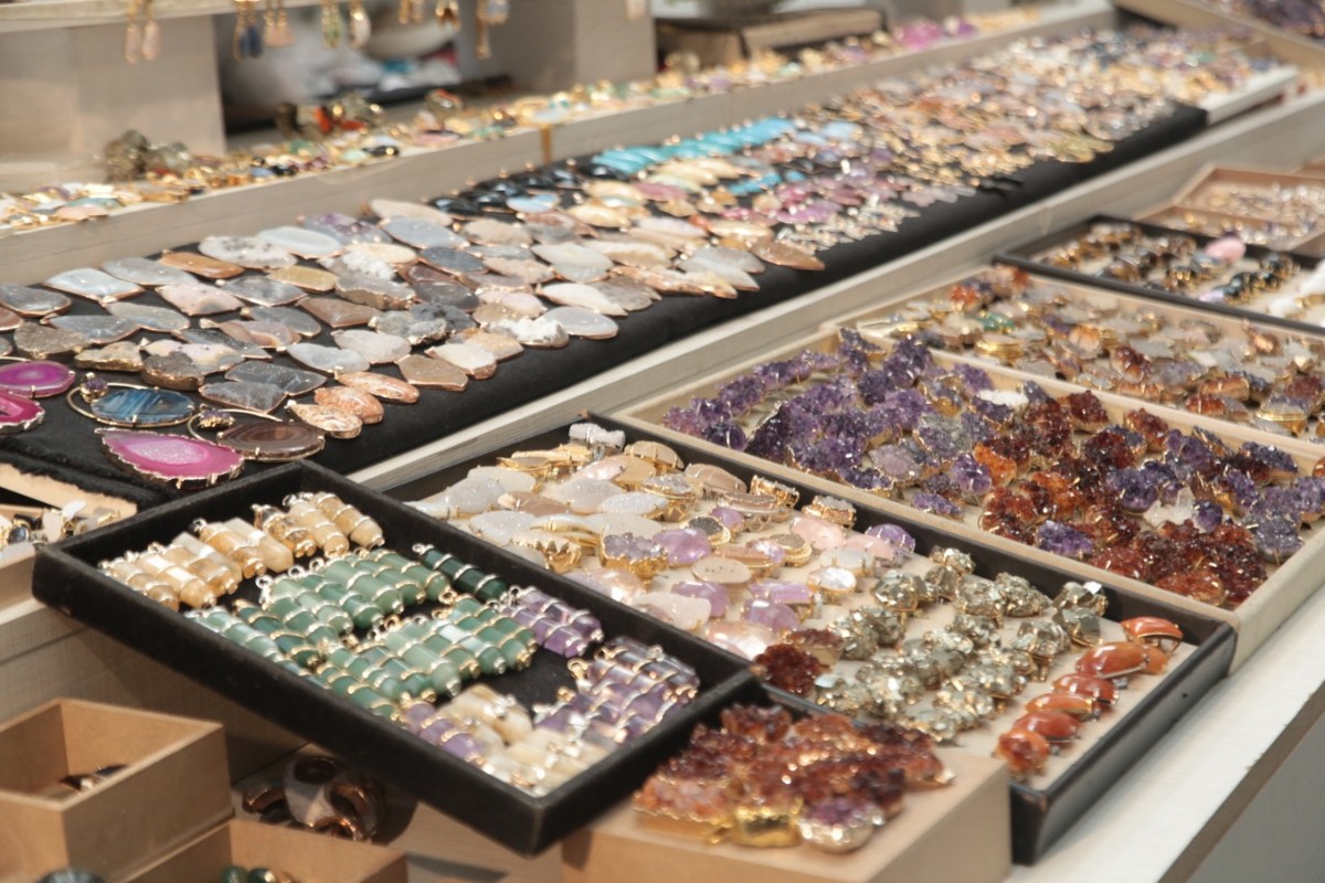 Feira de artesanato expõe produtos com origem em 6 países e arrecada doações em Belém