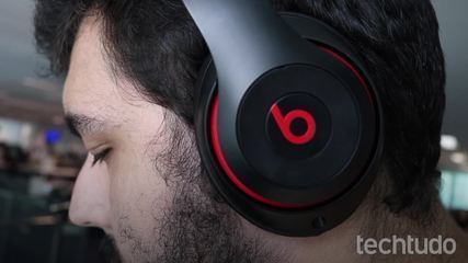 Fone de ouvido da Beats vale a pena? Analisamos o modelo top de linha