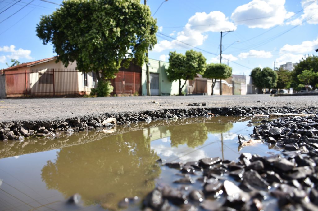 Morador indaga sobre condições das ruas no Hilda Mandarino – Folha da Região