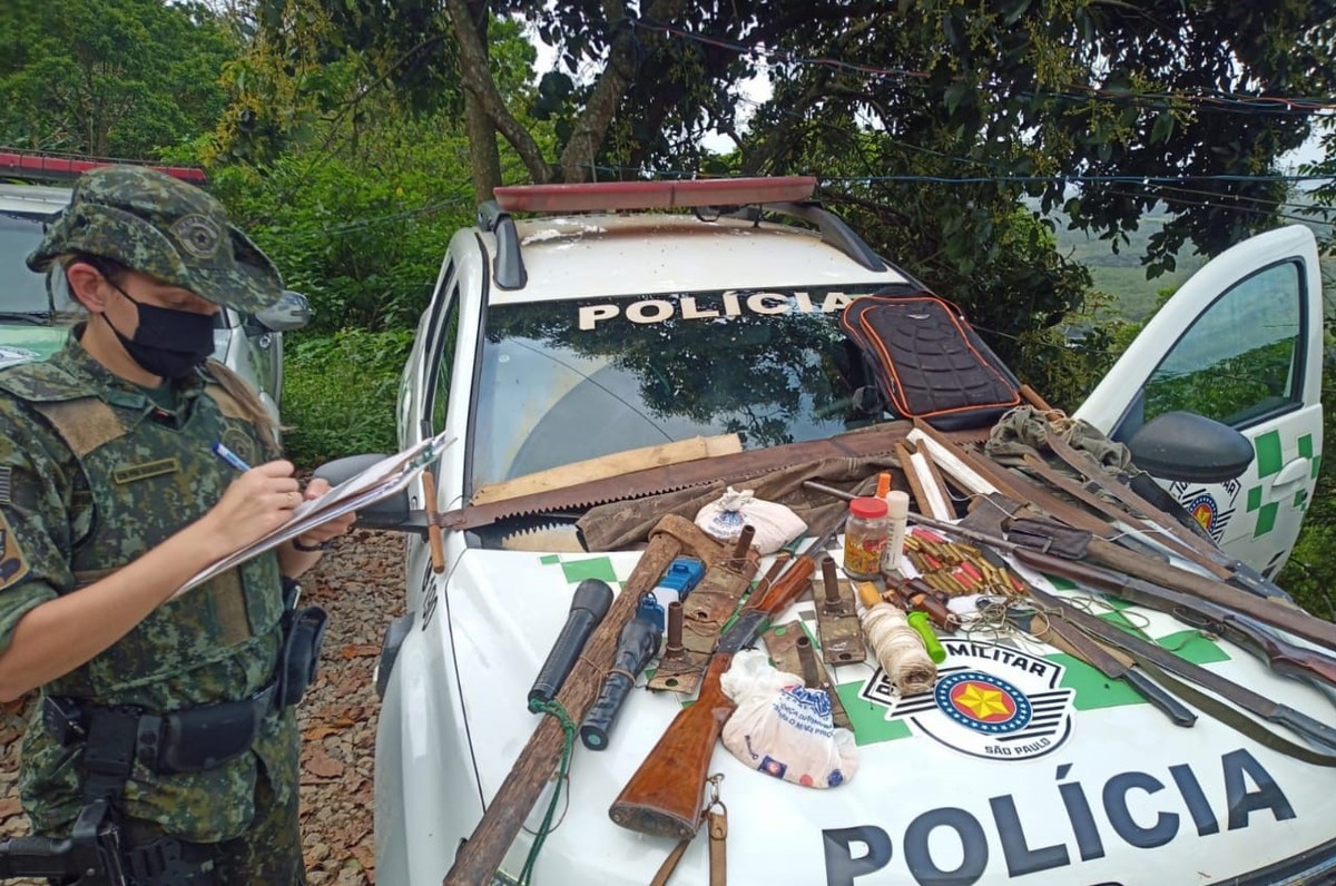 Dupla é presa e multada em R$ 34 mil por caça de animais silvestres em São Vicente