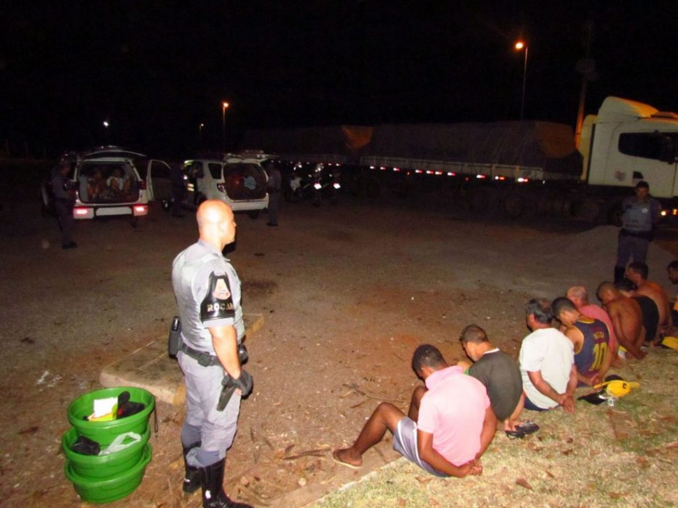 PM prende 4 após flagrar vendedores de bacia com drogas – Folha da Região