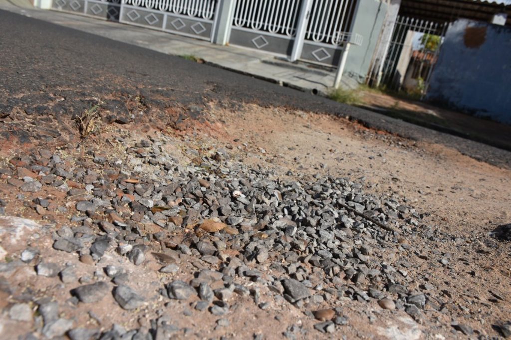 Buraco na rua Manoel Dionísio deixa moradores frustrados   Folha da Região