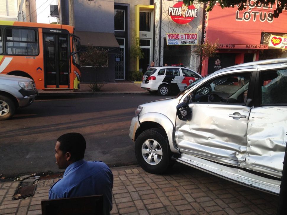 Caminhonete invade restaurante após condutor desrespeitar preferencial – Folha da Região