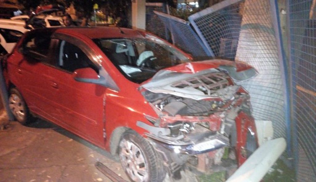 Homem é detido após bater carro em grade de escola – Folha da Região