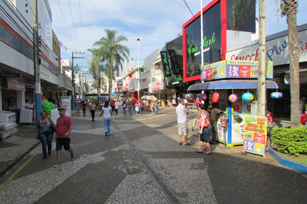 Comércio abre em horário especial com expectativa de crescer até 5%   Folha da Região