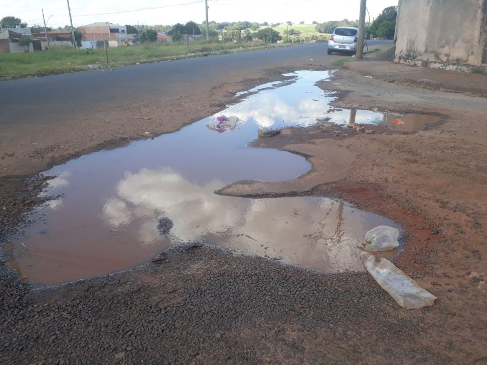 Buraco toma conta de rua no Hilda Mandarino, em Araçatuba   Folha da Região