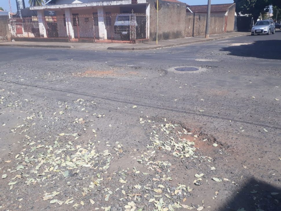 Condição do asfalto na São Sebastião é motivo de reclamação   Folha da Região