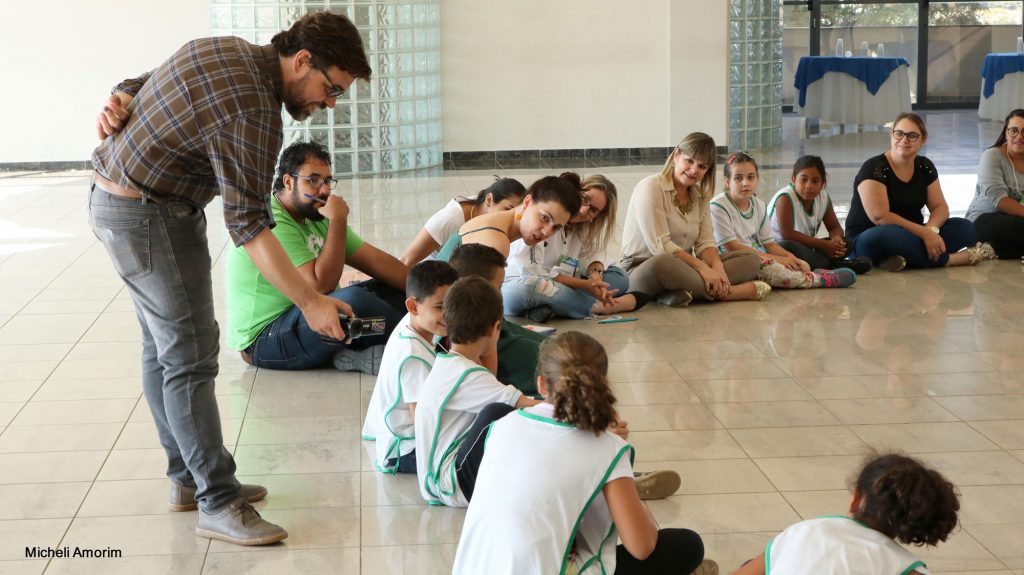 Crianças participam de oficina criativa com profissionais de instituto europeu   Folha da Região