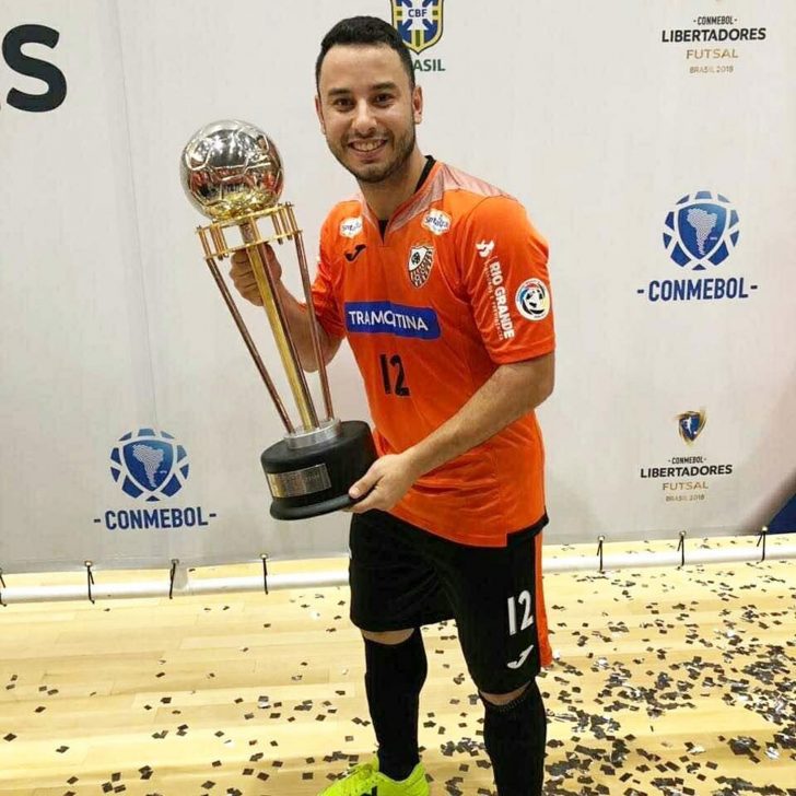 Dos campos para as quadras   Folha da Região