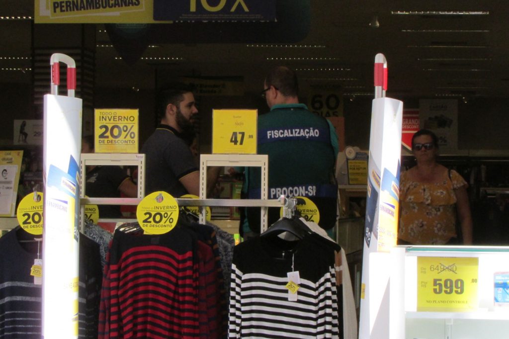 Procon encontra irregularidades em 11 lojas durante fiscalização especial   Folha da Região
