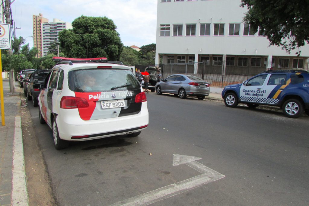 Acusado de roubar bolsa é preso após levar rasteira   Folha da Região