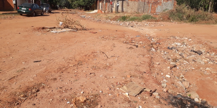 Falta de asfalto gera reclamações de moradores no Água Branca I   Folha da Região