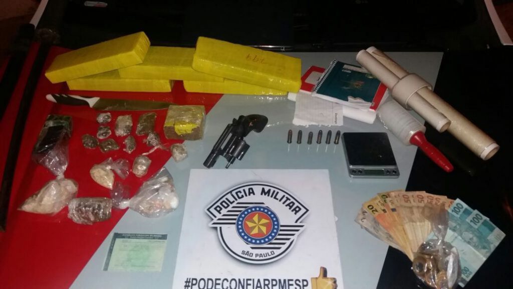 PM apreende arma, drogas e dinheiro em residência no bairro Monterrey   Folha da Região
