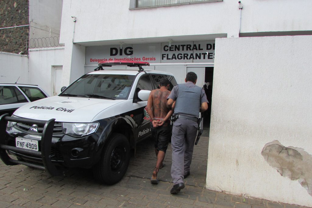 PM prende homem com crack no Ezequiel Barbosa   Folha da Região