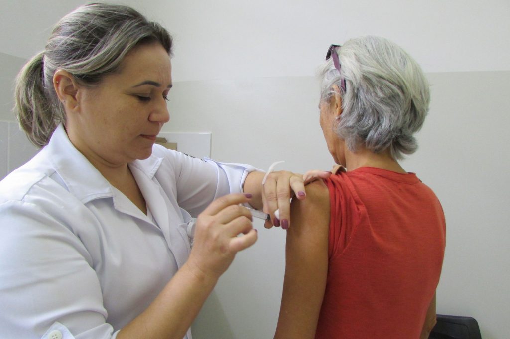 UBS recebe bom público em dia D de vacinação   Folha da Região